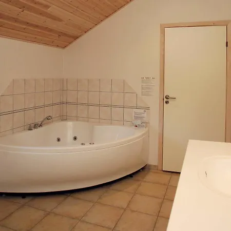 Four-bedroom Holiday In 5 Hébergement de vacances