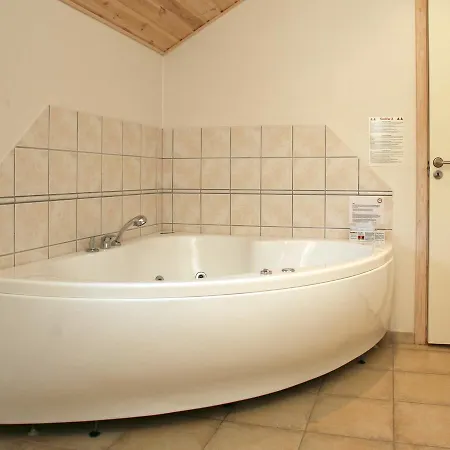 Hébergement de vacances Four-bedroom Holiday In 5 *